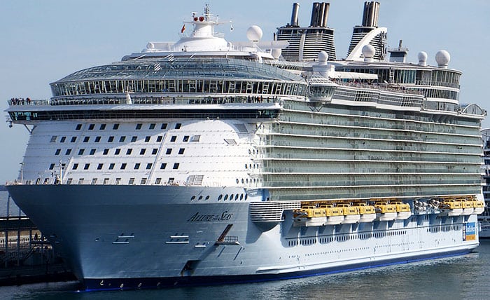 Круизный лайнер Allure of the Seas в порту Барселоны Круизный лайнер Allure of the Seas в порту Барселоны