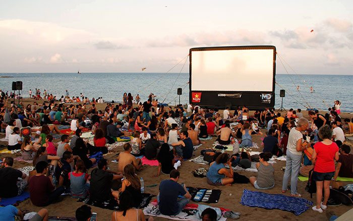 Открытый кинотеатр на пляжах Барселоны