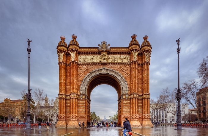 Где расположена Триумфальная арка Барселоны