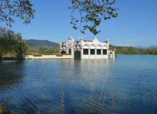 Баньолес: город у озера