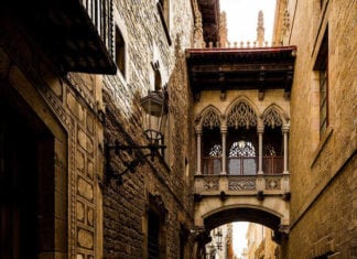 Дома каноников и мост поцелуев в Барселоне