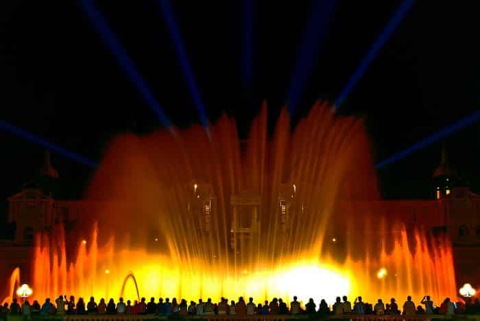 О шоу поющего фонтана в Барселоне