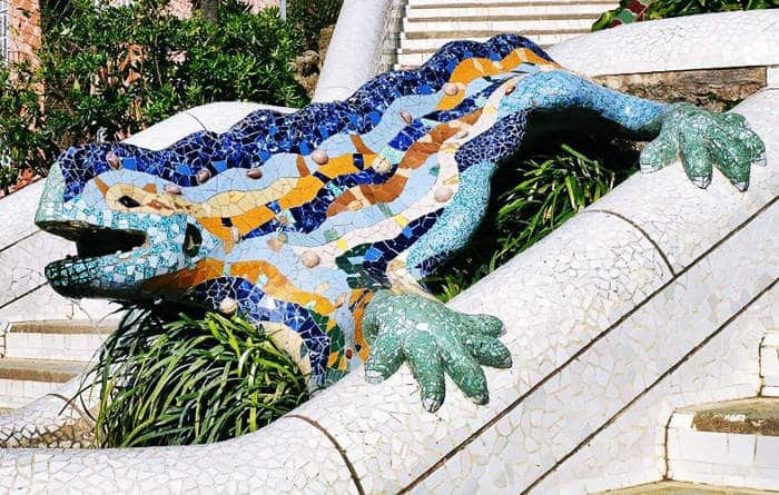 Ящерица из мозаики в парке Гуэль