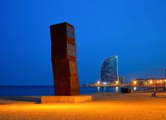 Памятник на пляже Барселонета: "Раненая звезда"