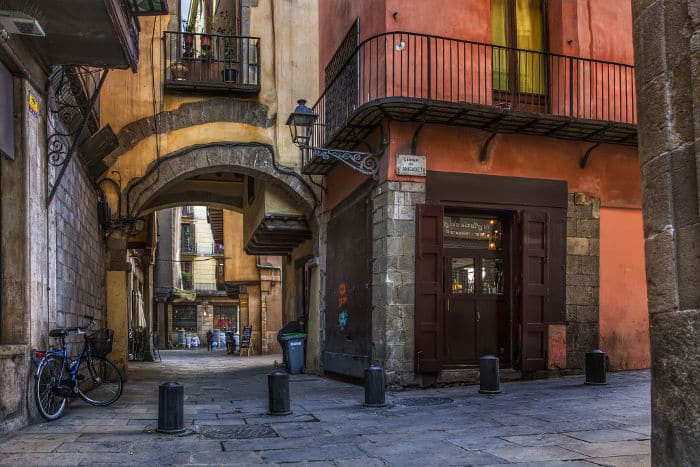 Самая короткая улица Барселоны