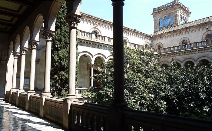 Барселонский университет содержит семь кампусов