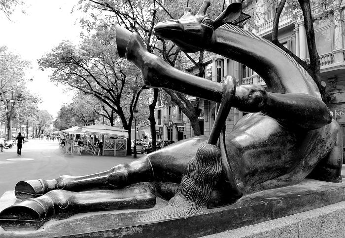 скульптура Барселоны «Отдыхающий жираф»