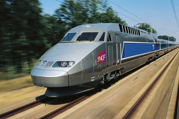 Скоростной поезд TGV из Парижа в Барселону