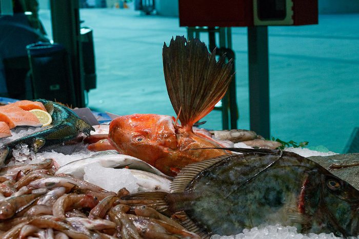 Свежая рыба на рынке Барселоны