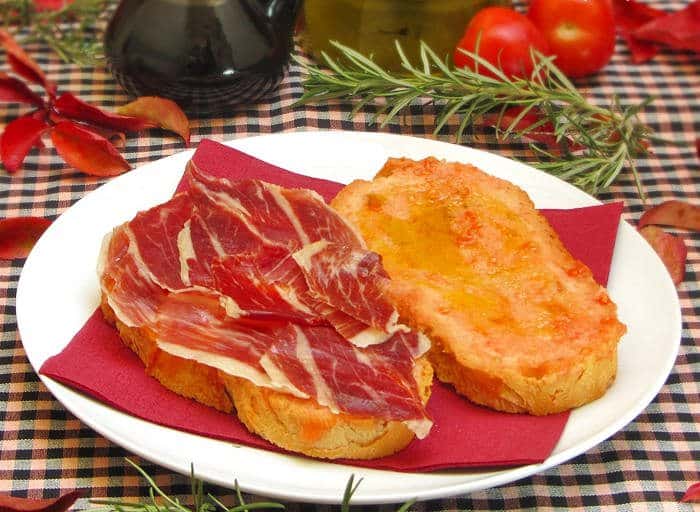 Что попробовать в Барселоне: ветчина серрано с хлебом и помидорами