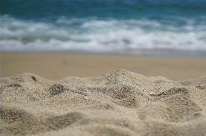 Песок на пляже Барселоны