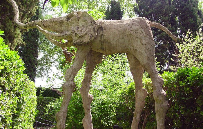 Скульптура Дали в саду замка