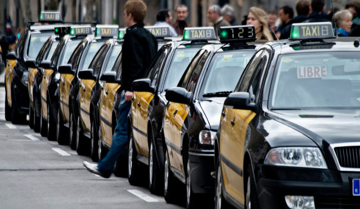 Почему черно желтое такси в Барселоне: Стоянка такси в Барселоне
