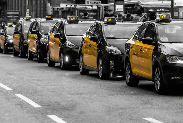 Почему черно желтое такси в Барселоне
