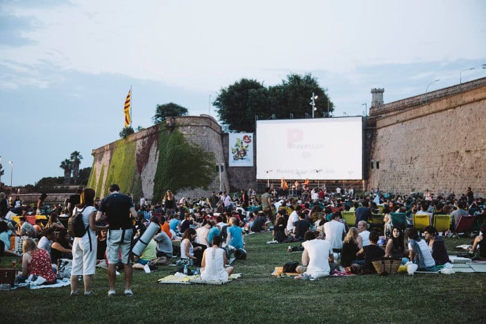Барселона летом: открытый кинотеатр