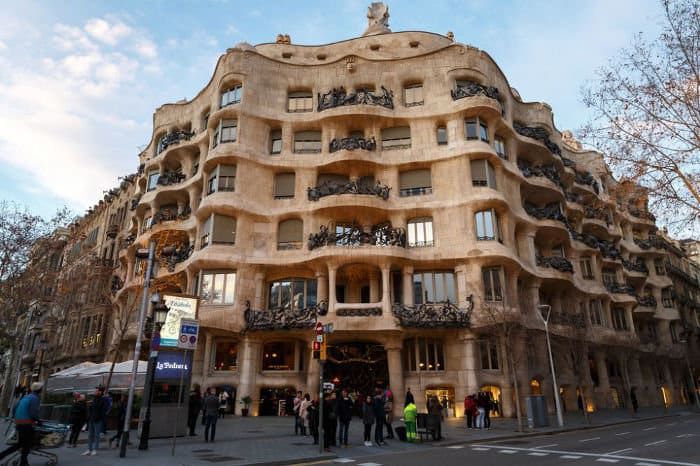 Музеи Барселоны: купить билеты в Каса-Мила без нервотрепки