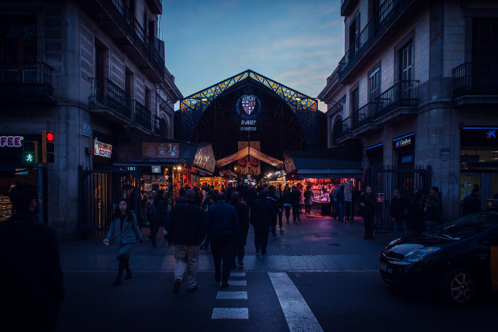 Пешеходные маршруты по Барселоне начинаются с рынка Бокерия