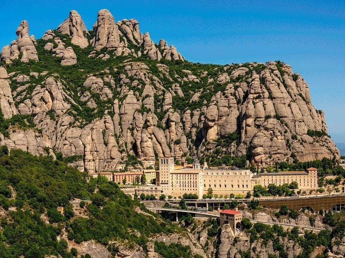 Где остановиться около горы Montserrat