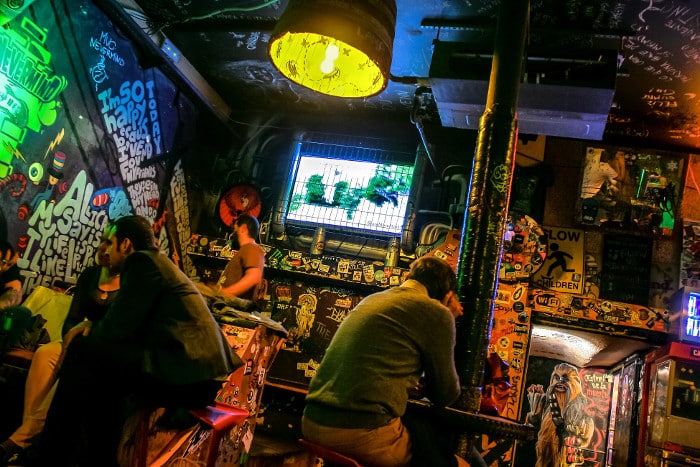 Бюджетная Барселона в баре Nevermind