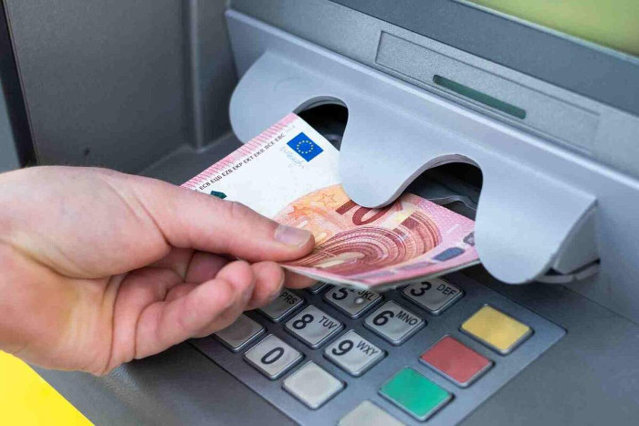 Как снять деньги в Испании с помощью банкомата