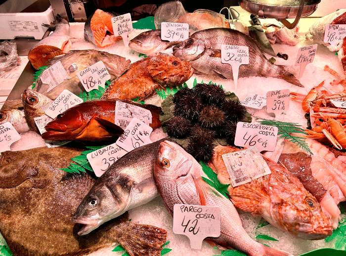 Рыбный отдел на рынке Бокерия в Барселоне